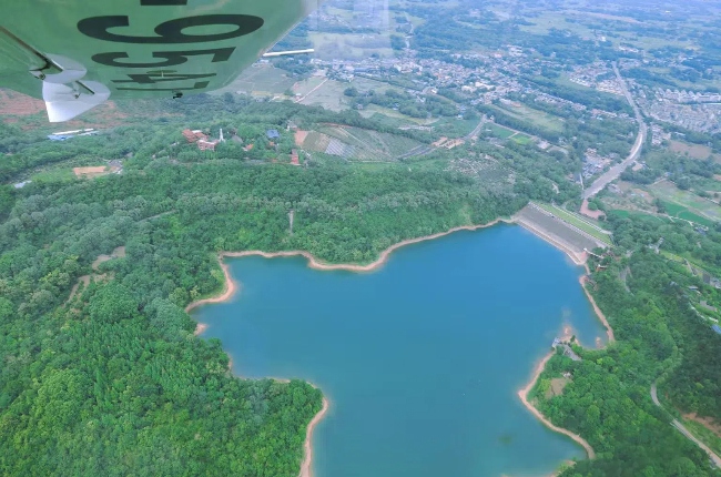 低空飛機航拍視角。