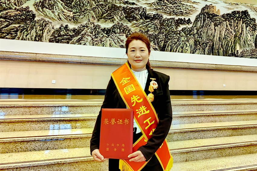 楊建芳獲“全國先進工作者”榮譽稱號。資陽融媒供圖
