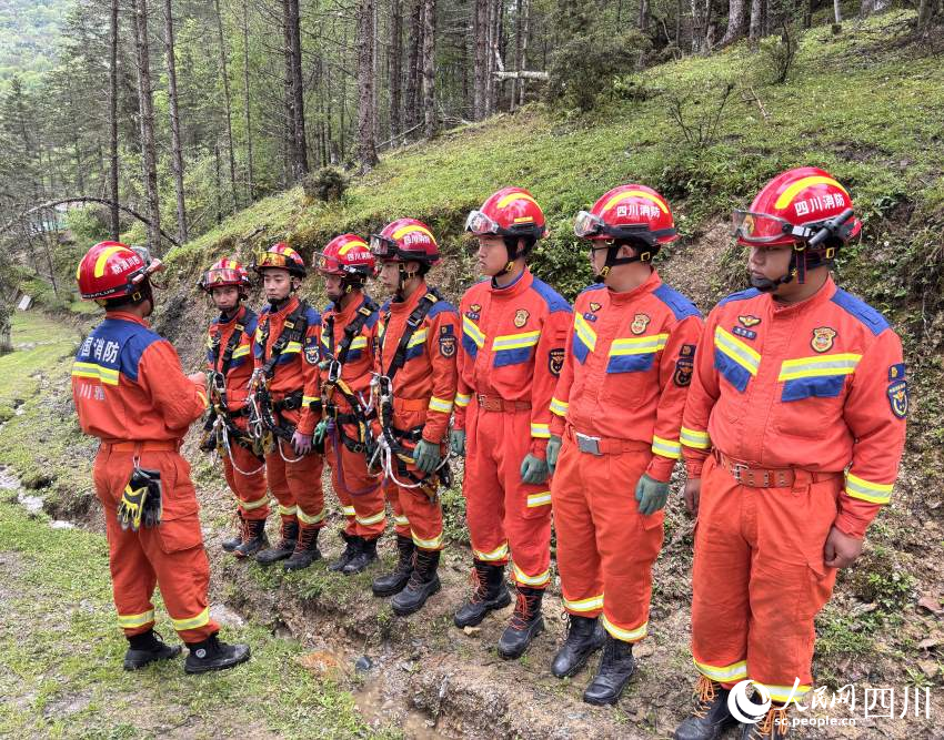 消防救援隊(duì)伍正在進(jìn)行救援演練前的工作安排。肖瑤攝