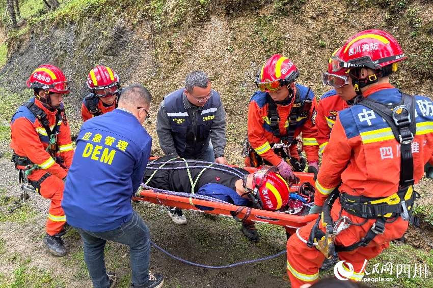 消防救援隊(duì)伍正在進(jìn)行救援演練前的工作安排。肖瑤攝
