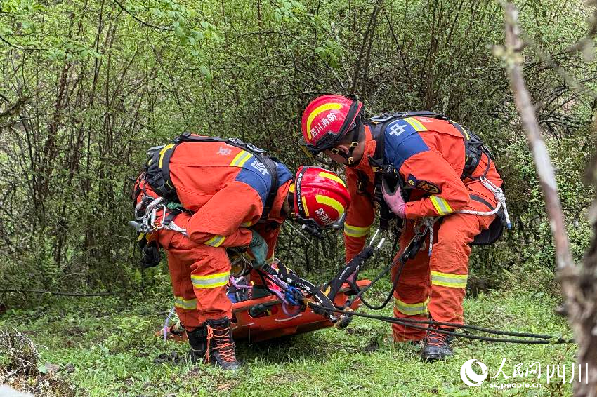 消防救援隊(duì)伍正在進(jìn)行救援演練前的工作安排。肖瑤攝