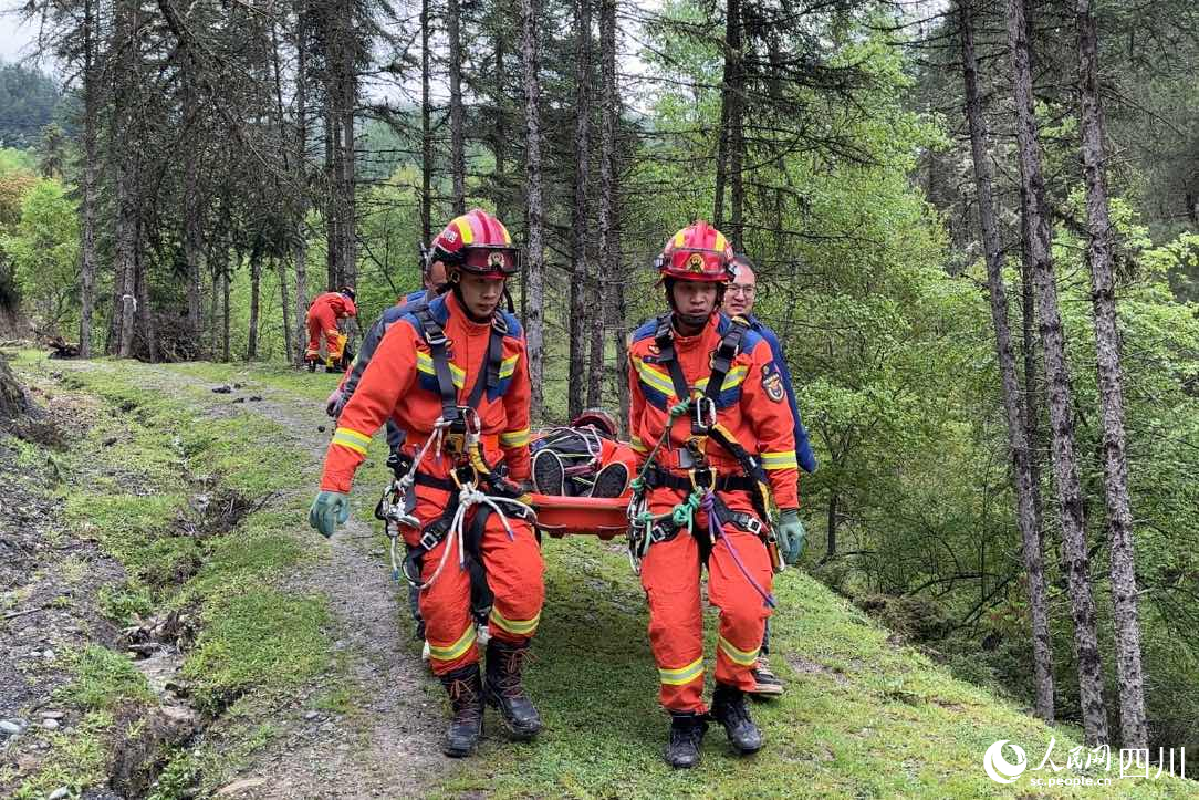 消防救援隊(duì)伍正在進(jìn)行救援演練前的工作安排。肖瑤攝