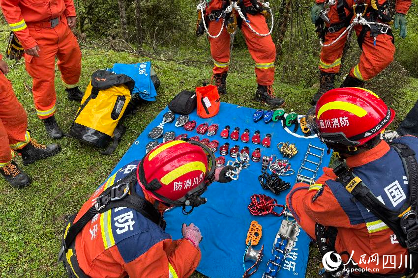 消防救援隊(duì)伍正在進(jìn)行救援演練前的工作安排。肖瑤攝