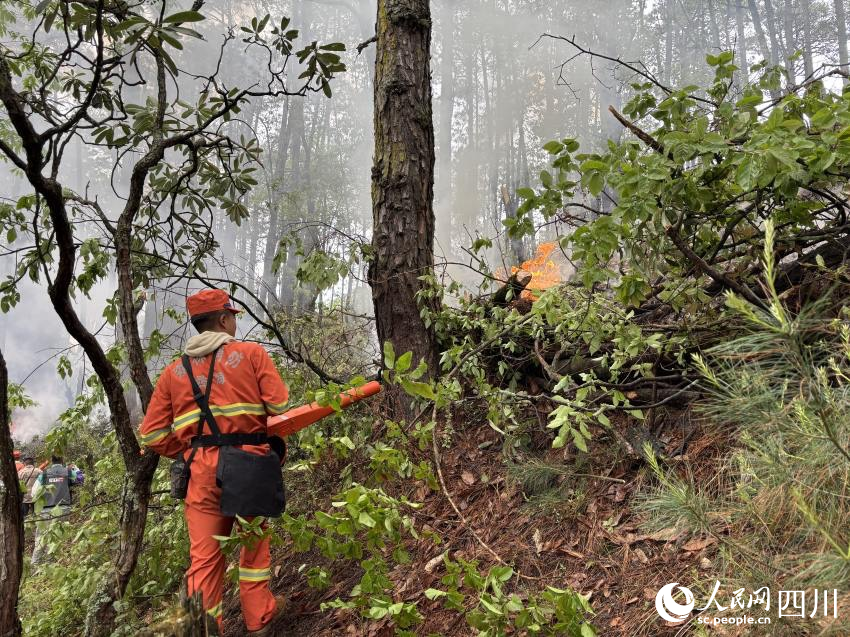 實(shí)戰(zhàn)演練現(xiàn)場(chǎng)，應(yīng)急隊(duì)員正在用風(fēng)力滅火機(jī)滅火。肖瑤攝