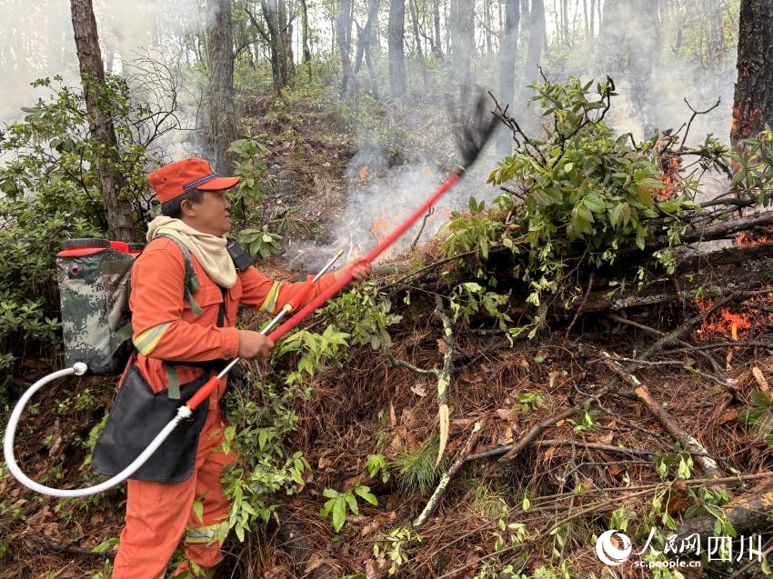 應(yīng)急隊(duì)員正在打火。肖瑤攝
