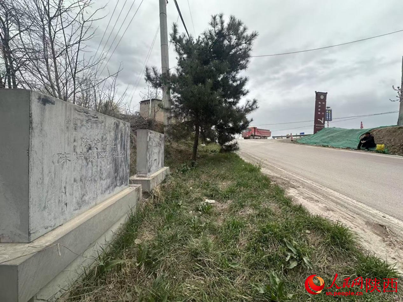 文保碑附近，不時(shí)有重型卡車駛出（攝于4月11日）。