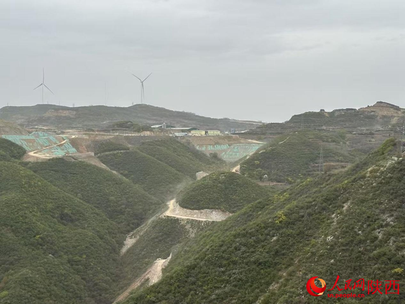 遠(yuǎn)眺潤鑫新材料廠區(qū)及周邊，部分土層近乎完全裸露。（攝于4月11日）。