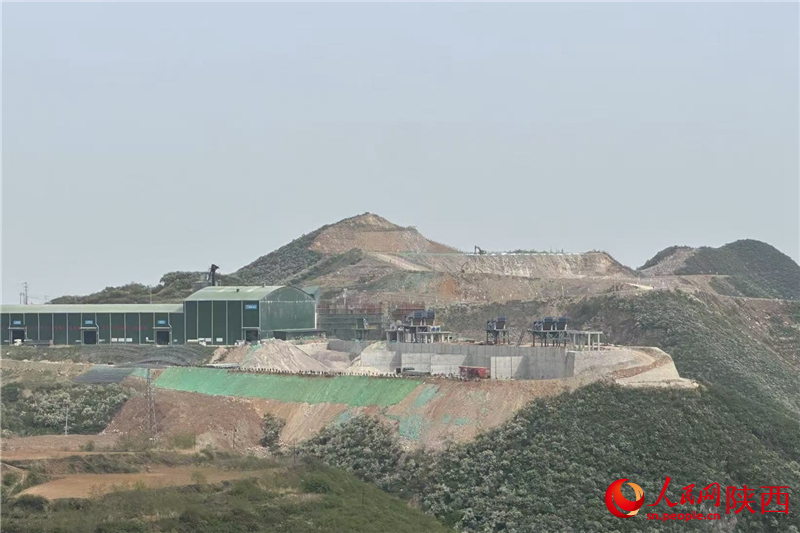 潤鑫新材料廠區(qū)內(nèi)的一座山頭已被削平，隱約可見挖掘機(jī)作業(yè)（攝于4月23日）。