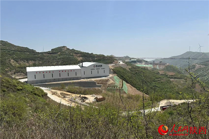 白色廠房上有“國金控股”四個(gè)大字（攝于4月23日）。