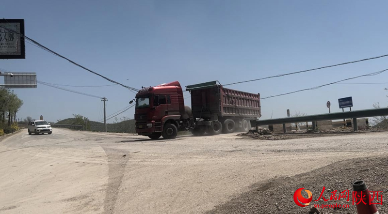 一輛重型卡車從潤鑫新材料廠區(qū)駛出（攝于4月23日）。