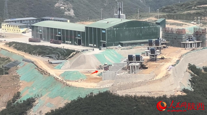 廠區(qū)內(nèi)，一輛鏟車正在進(jìn)行裝車作業(yè)（攝于5月16日）。