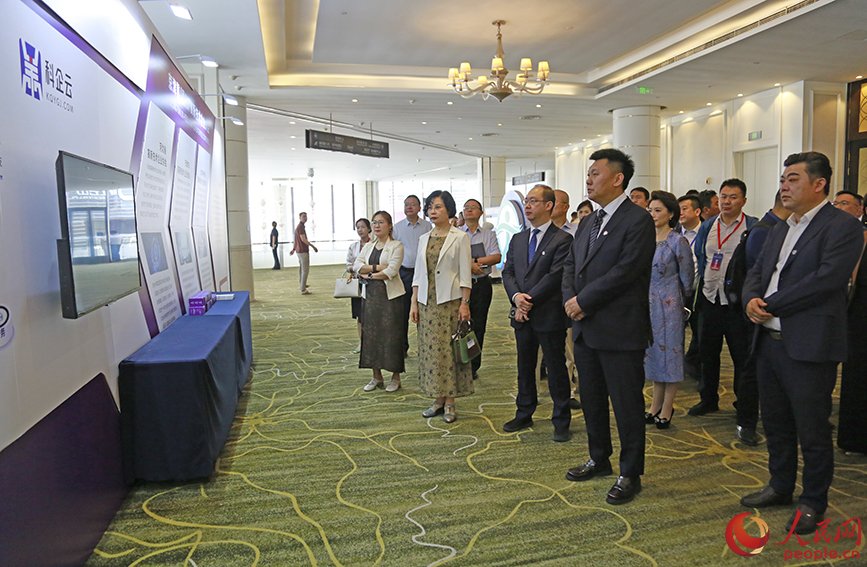 與會嘉賓聽取京津冀三地高新技術(shù)企業(yè)發(fā)展情況介紹。人民網(wǎng)記者 崔新耀攝