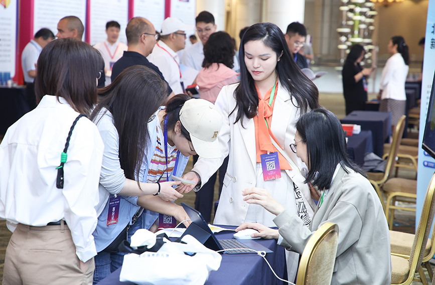 參會(huì)嘉賓在展位前了解企業(yè)情況。主辦方供圖
