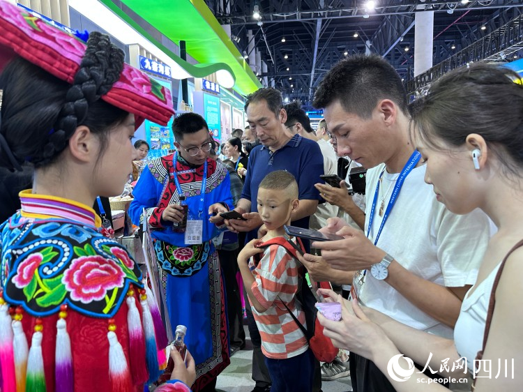 市民關(guān)注“阿壩造”相關(guān)信息。人民網(wǎng)記者 王波攝