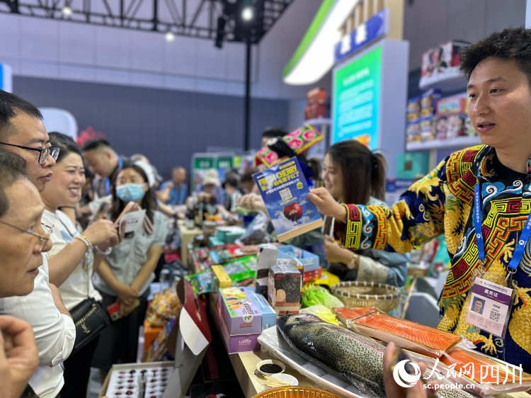 市民關(guān)注阿壩農(nóng)產(chǎn)品。人民網(wǎng)記者 王波攝
