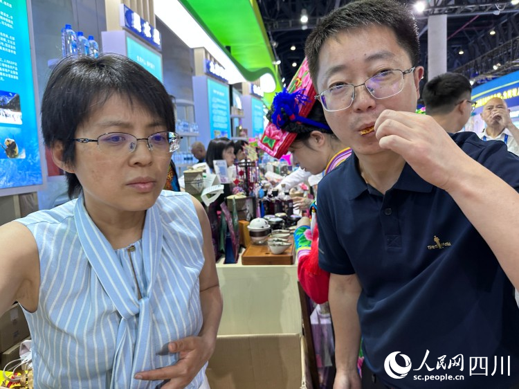 市民品嘗理縣生態(tài)養(yǎng)殖魚肉。人民網(wǎng)記者 王波攝