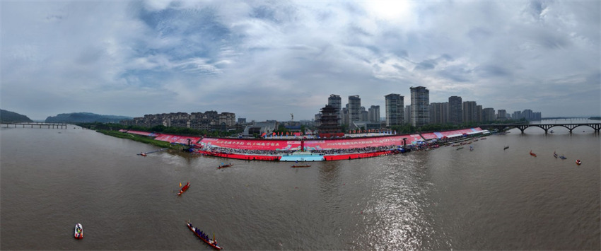 2025年全國龍舟大聯(lián)動暨“劃遍四川”樂山夾江站集中展演活動現(xiàn)場。主辦方供圖