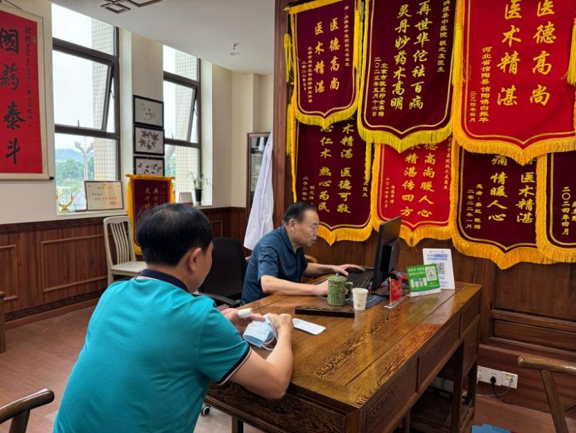 祝之友為患者問(wèn)診。張?jiān)綌z