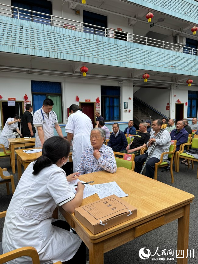 醫(yī)養(yǎng)服務(wù)中心正組織老人體檢。張?jiān)綌z