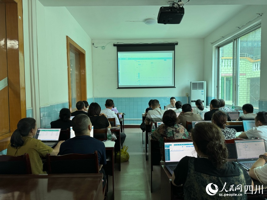 村醫(yī)生集中辦公現(xiàn)場(chǎng)。張?jiān)綌z