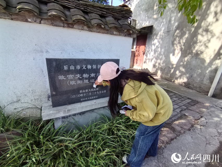 工作人員擦拭石碑。人民網(wǎng)記者 劉海天攝