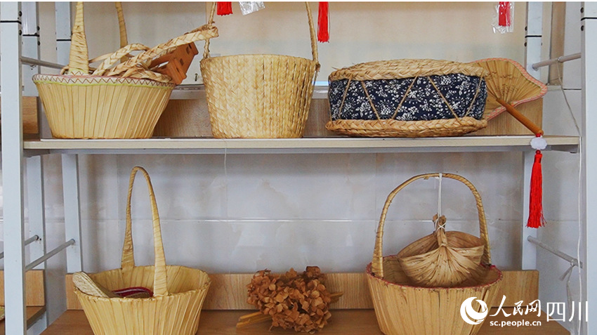 蒲葵制作的工藝品。何佳倩攝