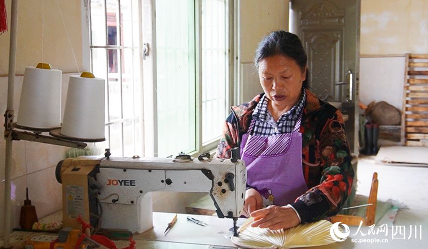 村民正在制作蒲扇。何佳倩攝
