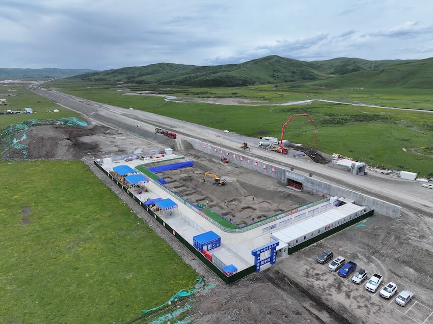 紅原站建設(shè)現(xiàn)場(chǎng)。成蘭鐵路公司供圖