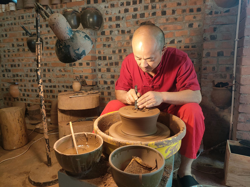 丁敬民在進行土陶拉坯。梁盛貴攝