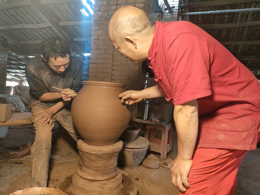 丁敬民指導工人做坯。張生俊攝