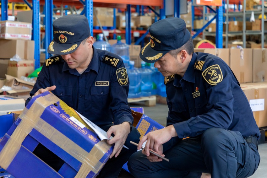 生鮮榴蓮抵達(dá)綜保區(qū)，海關(guān)查驗(yàn)。成都國(guó)際鐵路港經(jīng)開(kāi)區(qū)管委會(huì)供圖