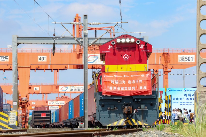 5月28日上午，首趟滿載電子配件、電視機(jī)配件等貨物的“蓉深港圖定班列”從位于鐵路港鳴笛啟程。成都國(guó)際鐵路港經(jīng)開(kāi)區(qū)管委會(huì)供圖