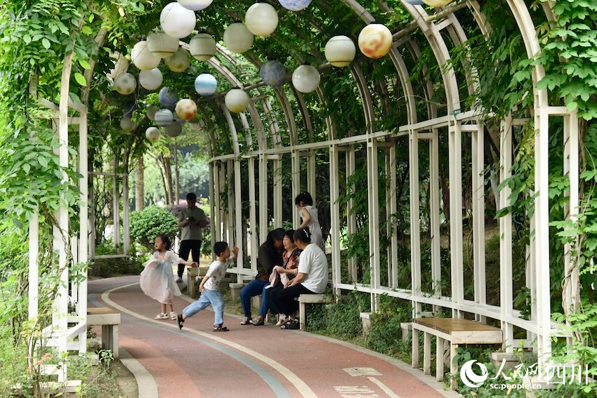 公園內(nèi)納涼區(qū)域，老人和兒童各得其樂。人民網(wǎng)記者 郭瑩攝