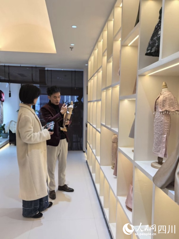 “媽媽咪呀”定制旗袍體驗店。人民網 薛育建攝