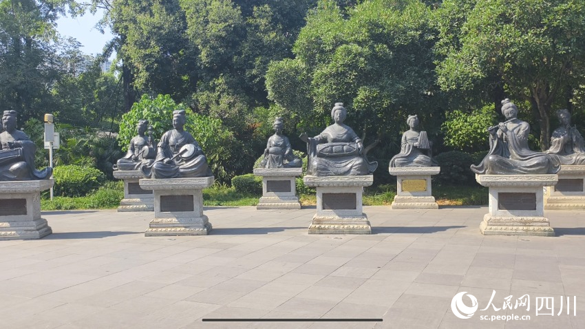 錦城絲管雕塑群。實(shí)習(xí)生唐藝娟攝