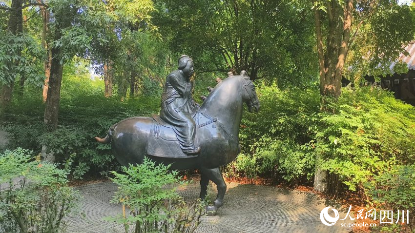 踏春雕塑。實(shí)習(xí)生唐藝娟攝