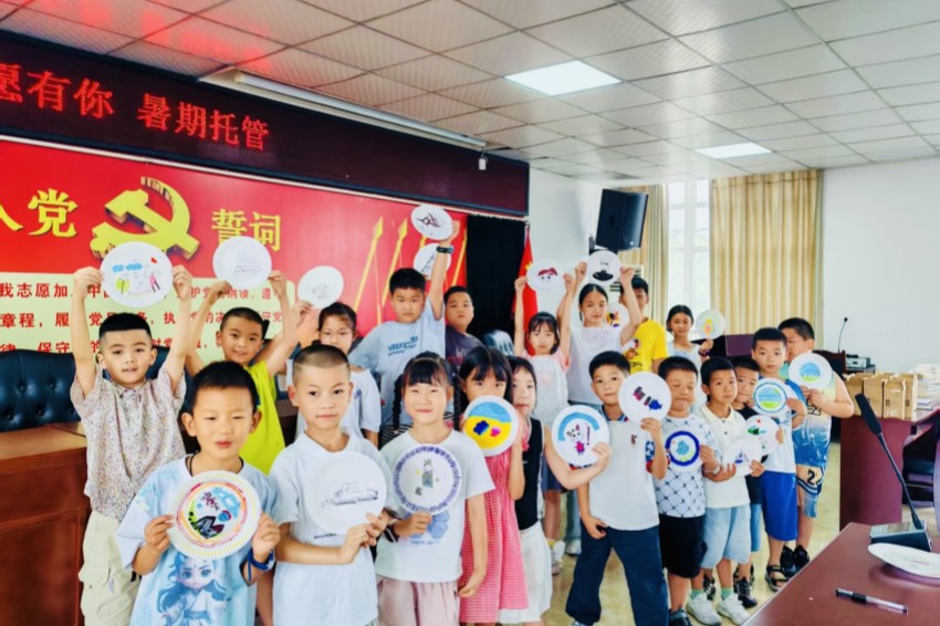 暑假托管班開展盤子作畫特色課程。新都區(qū)委社會(huì)工作部供圖