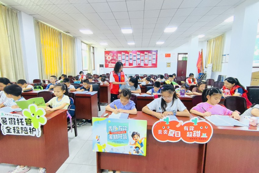 暑期托管課業(yè)輔導(dǎo)。新都區(qū)委社會(huì)工作部供圖