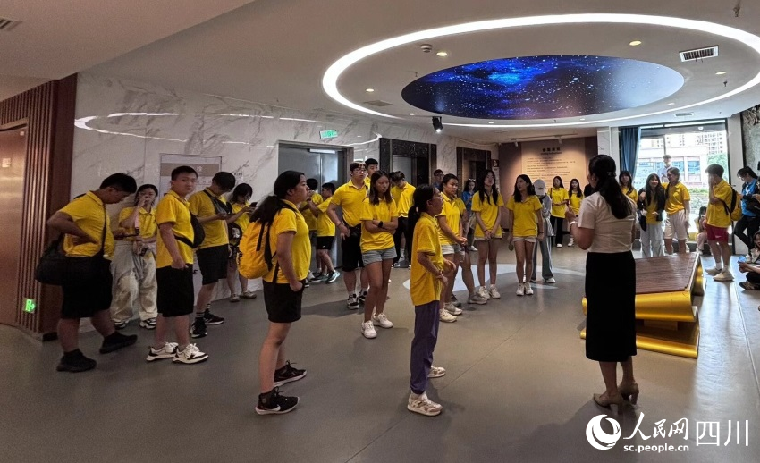 川派中醫(yī)文化陳列館講解。資陽市中醫(yī)醫(yī)院供圖