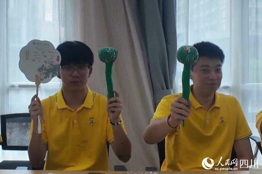 同學(xué)們展示艾草錘作品。實習(xí)生 王孜萱攝