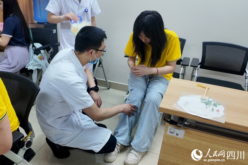 中醫(yī)現(xiàn)場診療。實習(xí)生 王孜萱攝