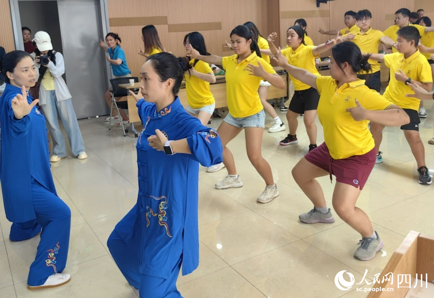 醫(yī)院養(yǎng)生隊老師帶練八段錦。資陽市中醫(yī)醫(yī)院供圖