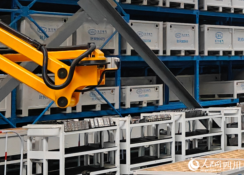 機械臂分揀材料。人民網(wǎng)記者 王波攝
