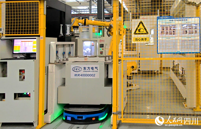 車間內(nèi)，AGV智能無人運輸小車自動將材料分發(fā)至各環(huán)節(jié)加工，不再需要人工搬運。陳萱攝