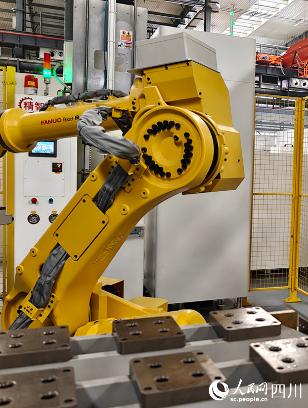 機械臂正在對AGV小車送來的材料進(jìn)行加工。人民網(wǎng)記者 王波攝