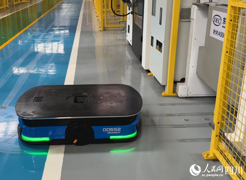 將材料送至加工點后，AGV智能無人運輸小車又開始執(zhí)行下一單任務(wù)。張越攝