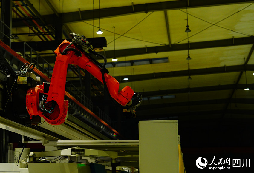 夜間，“黑燈產(chǎn)線”在無人狀態(tài)下依然照常運轉(zhuǎn)。人民網(wǎng)記者 王波攝