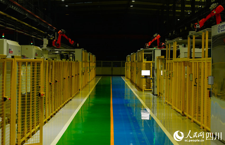 夜間，藏在一排排柜子里的智能加工機器晝夜不停。人民網(wǎng)記者 王波攝