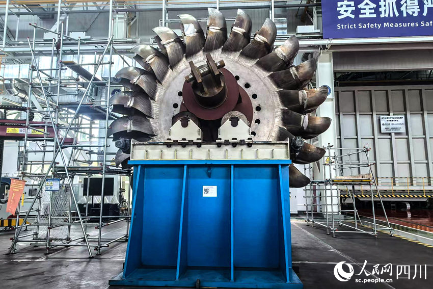 世界單機(jī)容量最大500兆瓦沖擊式轉(zhuǎn)輪完成機(jī)器人焊接。人民網(wǎng)記者 王波攝