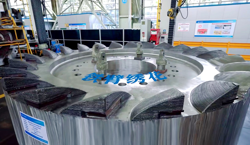 機(jī)器人激光+電弧復(fù)合增材制造技術(shù)在中心體鍛件上繡出“小花瓣”。東方電機(jī)供圖